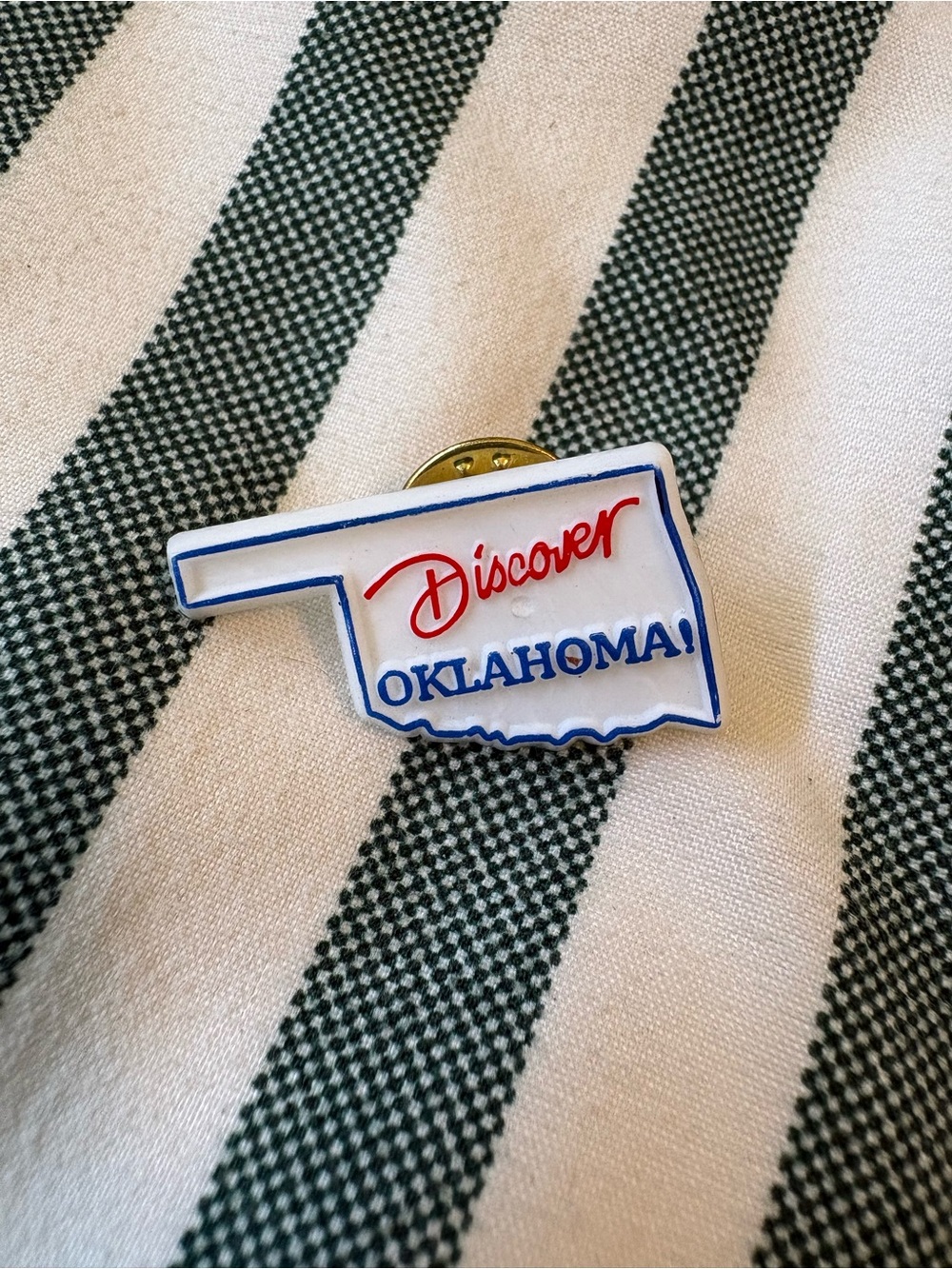 American Vintage White, Blue and Red 'Discover Oklahoma' State Brooch
